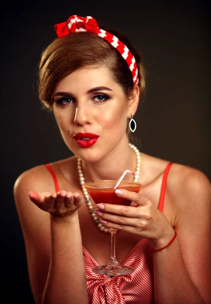 Kiss blåsa av pin up girl dricka bloody Mary cocktail . — Stockfoto