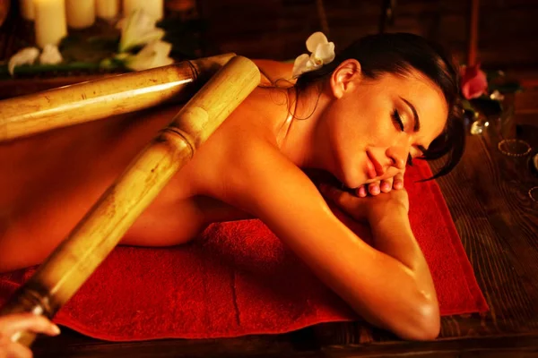 El masaje de bambú de la mujer en el salón de spa. Terapia oriental interior  . —  Fotos de Stock