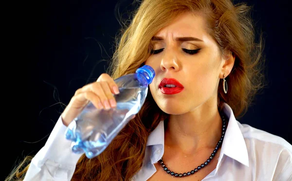 女人从瓶里喝水。渴了女孩商务西装喝饮料 . — 图库照片