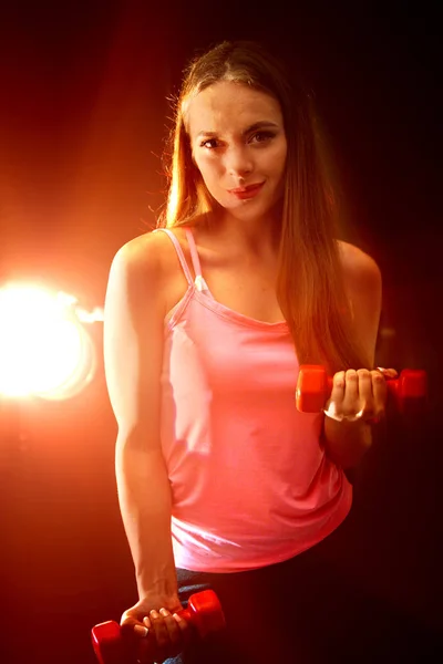 Fitness menina se exercitando no ginásio com halteres . — Fotografia de Stock