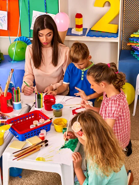 Kinderen schilderen en tekenen samen. Ambachtelijke les in de lagere school. — Stockfoto