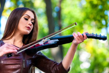 Kadın müzik keman park açık gerçekleştirin. Caz performans kız .