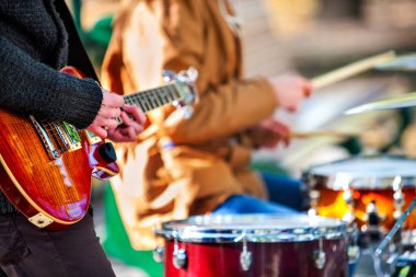 Festival müzik grubu. Vurmalı çalgılar Şehir Parkı üzerinde oynayan arkadaşlar.
