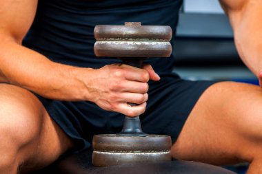 Fitness ekipmanları ile jimnastik salonu iş adamı. Dumbbell egzersiz spor salonunda tutan adam.