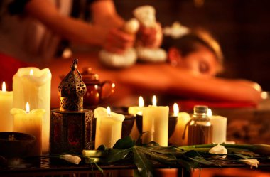 Kadın spa salonu masaj. Kadın topu terapi sıcak otlar var.