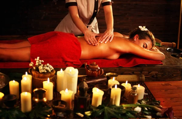 Massagem de mulher no salão de spa. Interior luxuoso terapia oriental  . — Fotografia de Stock