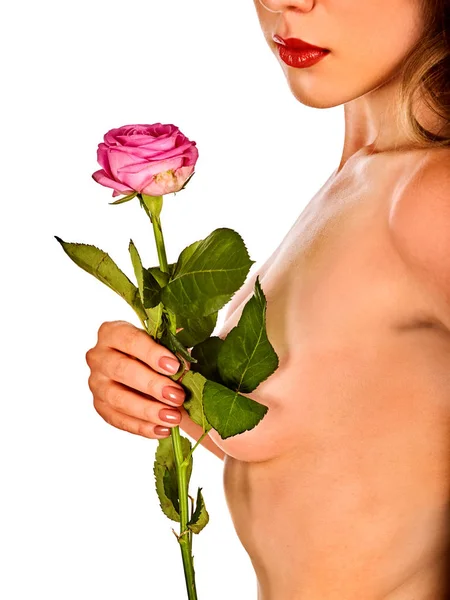 Borsten vrouw naakt en roze roze bloem. Gezondheid en huid zorg concept. — Stockfoto
