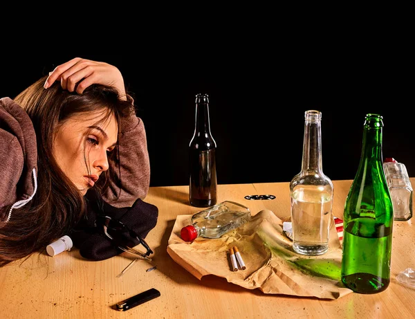 O alcoolismo feminino é um problema social. Bebida feminina causa má saúde . — Fotografia de Stock