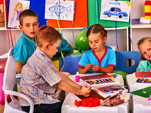 Ciasto dziecko grać w szkole. Plastelina dla dzieci. — Zdjęcie stockowe