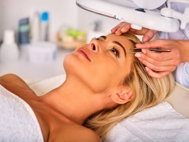 Kaş tedavi spa salonu içinde orta yaşlı kadın.