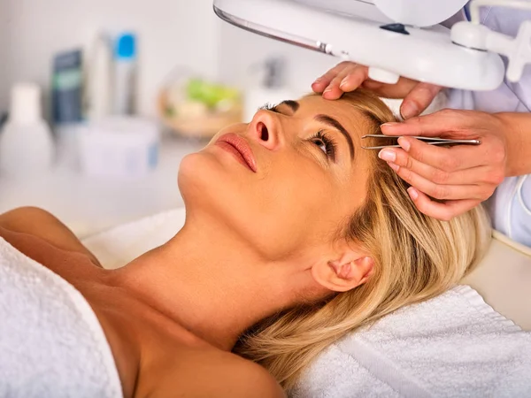 Eyebrow treatment of woman middle-aged in spa salon. — Stock Photo, Image