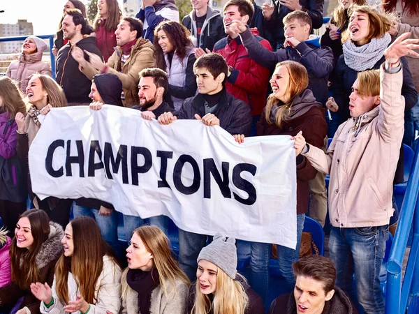 Torcida fãs no estádio segurando banner campeão . — Fotografia de Stock