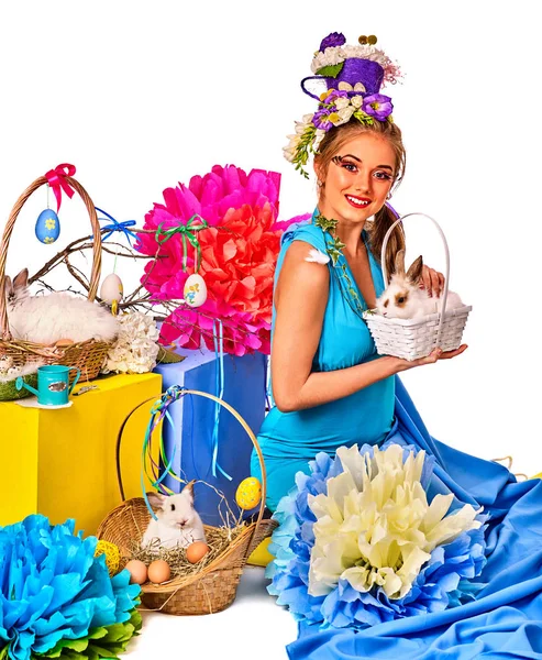 Mujer en estilo pascua sosteniendo conejo y flores en cesta . —  Fotos de Stock