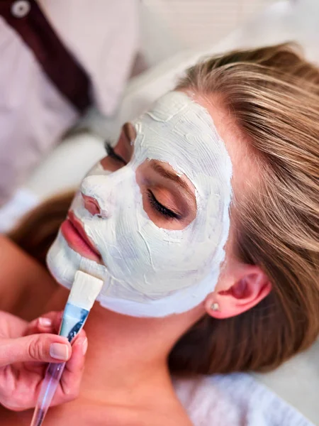 Tratamento facial da mulher. Máscara de argila e mãos de esteticista . — Fotografia de Stock
