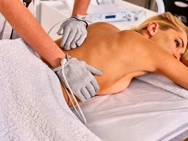 De massage van het lichaam van zilver threaded handschoenen op de salon van de schoonheid. — Stockfoto