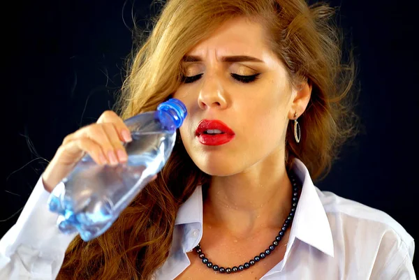 Citlivé zuby žena pít studenou vodu z láhve. Náhlá bolest zubů. — Stock fotografie