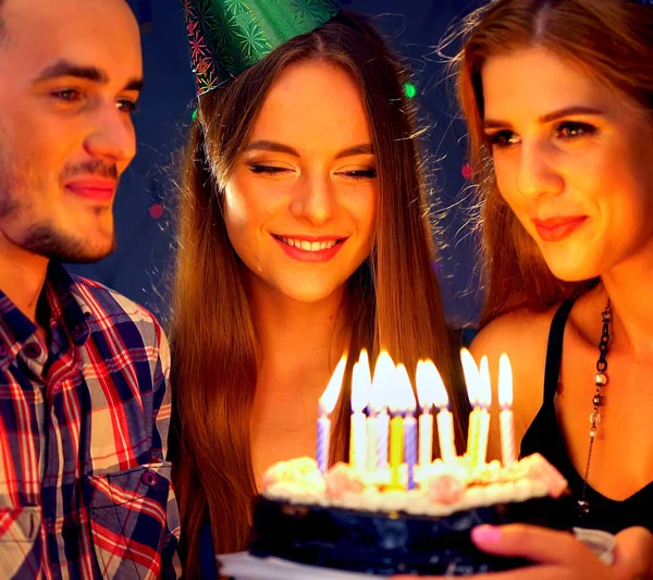 Bonne fête d'anniversaire amis avec des gâteaux de célébration de bougie . — Photo