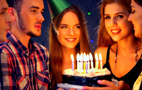 Bonne fête d'anniversaire amis avec des gâteaux de célébration de bougie . — Photo