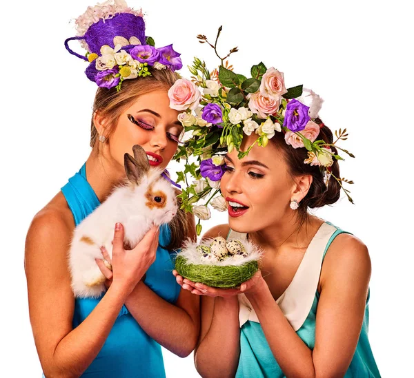 Fille de Pâques ensemble tenant lapin. Femmes dans le style de vacances . — Photo