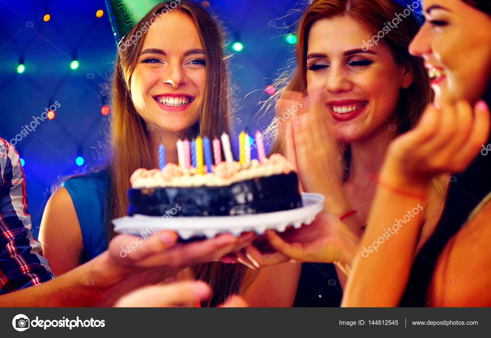 Festa de aniversário de amigos felizes com bolos de celebração de vela no  clube . — Foto © poznyakov 144612545