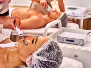Yüz masajı Güzellik Salonu. Elektrik stimülasyon çift Cilt Bakımı.