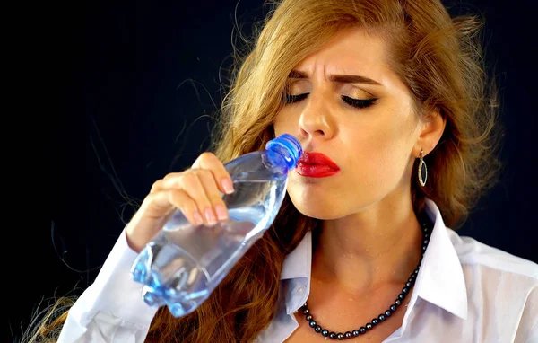 Dentes sensíveis mulher bebendo água fria de garrafa. Dor de dente súbita . — Fotografia de Stock