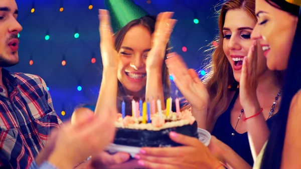 Ευτυχής φίλους πάρτι γενεθλίων με κερί κέικ γιορτή. — Φωτογραφία Αρχείου