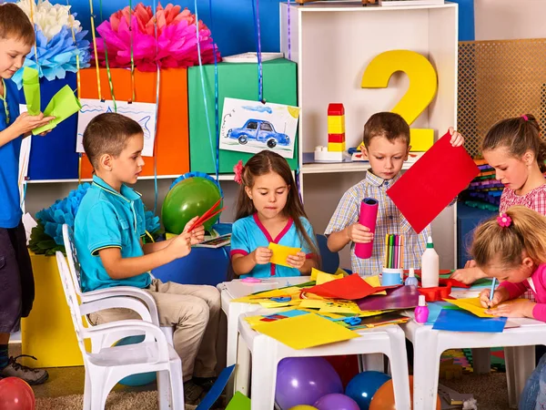 Niños cortando papel en clase. Desarrollo social lerning en la escuela . —  Fotos de Stock