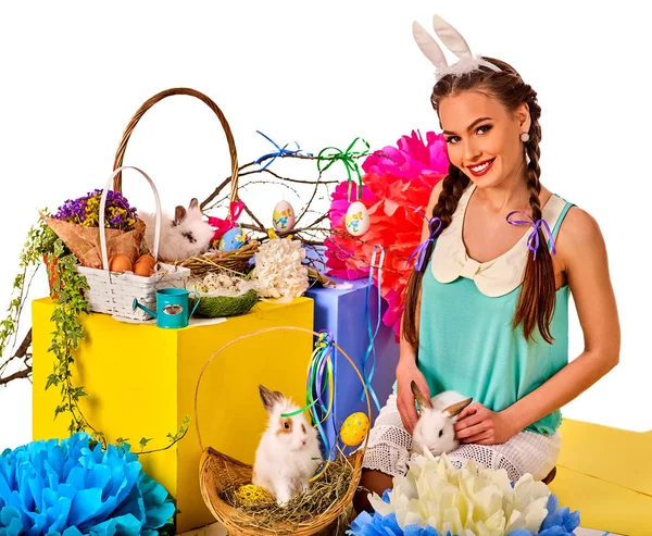 Velikonoční zajíček uši čelenka pro ženy držící králík v košíku. — Stock fotografie