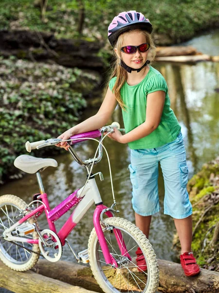 Cykel barn med damer cyklar i sommar park. — Stockfoto