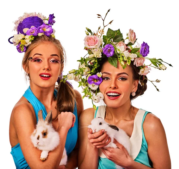 Mujer de Pascua juntos sosteniendo conejito. Mujeres en estilo navideño . — Foto de Stock