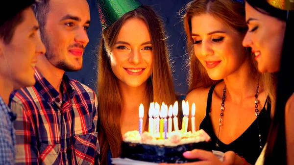 Happy vrienden verjaardagspartij met kaars viering cakes in club. — Stockfoto