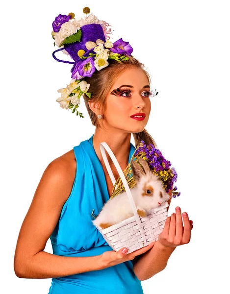 Mulher em estilo Páscoa segurando coelho e flores na cesta . — Fotografia de Stock