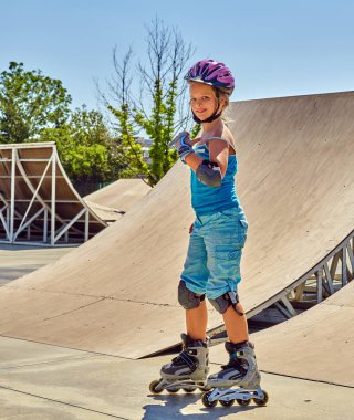 Kız paten kask Park yürüme. Çocuk tekerlekli paten üzerinde sürme.