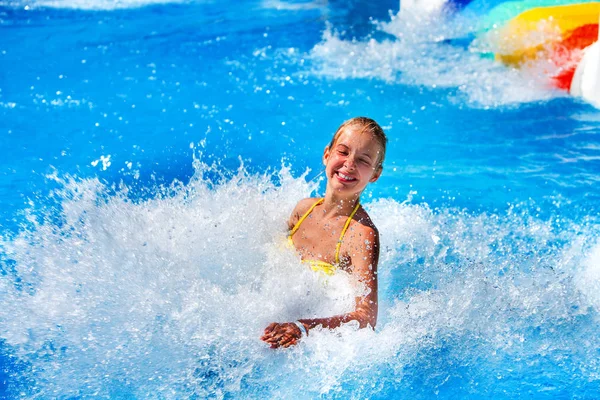 Medence diák: aquapark vízi csúszda a gyermekek számára. — Stock Fotó