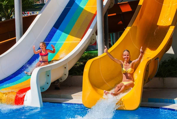 Zwembad-dia's voor kinderen op Wasser Rutsche op aquapark. — Stockfoto