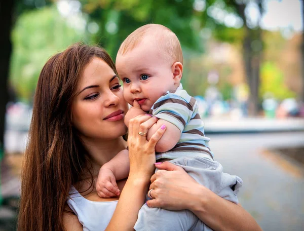 Baby in park buiten. Kind op moeders handen. — Stockfoto