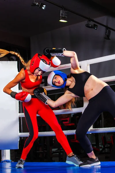 Entrenamiento de dos mujeres de boxeo en anillo de clase de fitness . —  Fotos de Stock