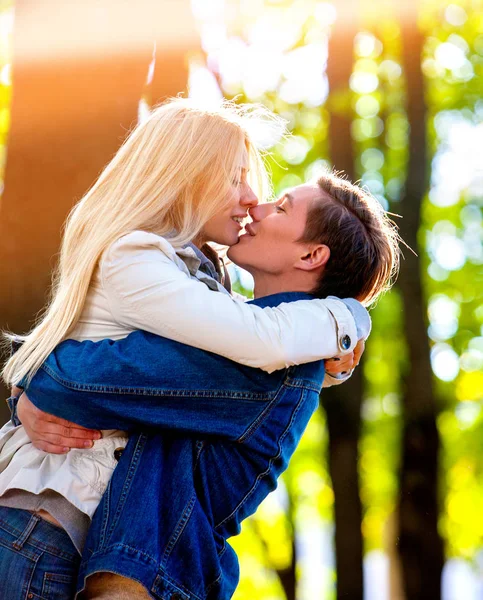 Lente paar wandel park. Vrienden van de zomer lopen buiten. — Stockfoto