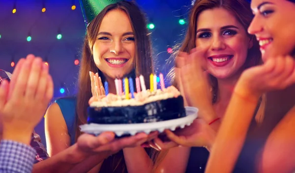 Glada vänner födelsedagsfest med ljus firandet kakor. — Stockfoto