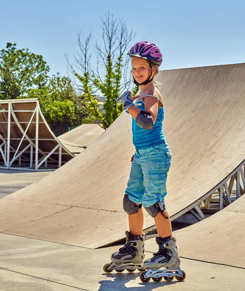 Girl roller skate helmet walking park. Child riding on roller skates. — Stock Photo, Image