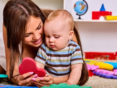 Aile bulmaca anne ve bebek yapma. Çocuk çocuk jigsaw geliştirir.