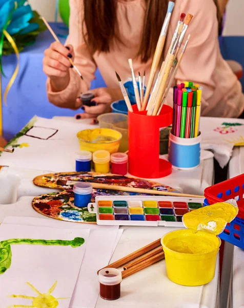 Tables et chaises de jardin d'enfants dans des étagères de décoration intérieure pour jouets . — Photo