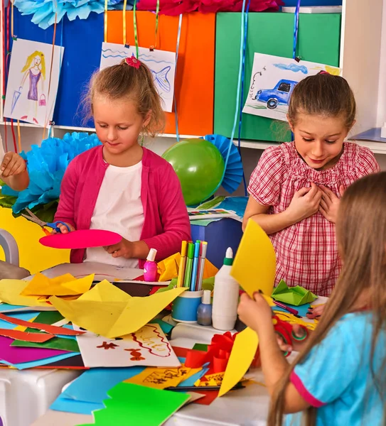 Kinderen snijden van papier in de klas. Ontwikkeling sociale lerning op school. — Stockfoto