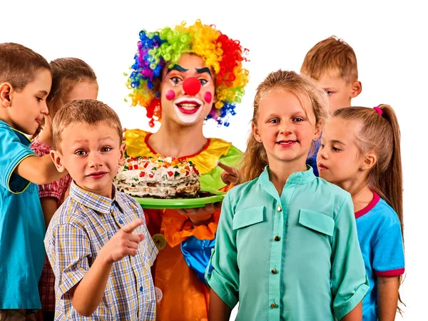 Cumpleaños niño payaso jugando con los niños. Fiesta infantil pasteles celebratorio . — Foto de Stock