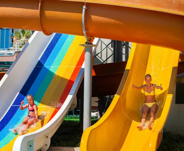 Escorregas de piscina para crianças em toboágua em aquapark . — Fotografia de Stock