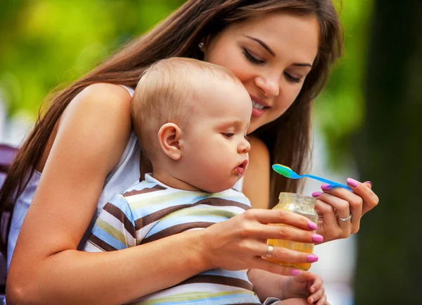 Kaşık Park açık annesi tarafından besleme bebek. Sütten kesme . — Stok fotoğraf
