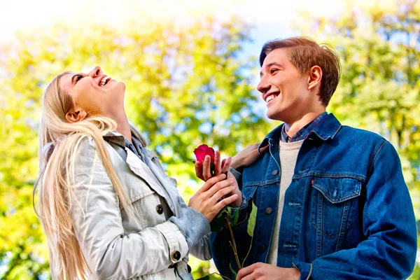 Frühling Paar Wanderpark. Herbstfreunde spazieren unter Regenschirm. — Stockfoto