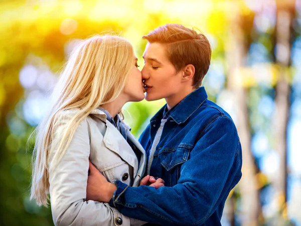 Frühling Paar Wanderpark. Sommerfreunde gehen draußen spazieren. — Stockfoto