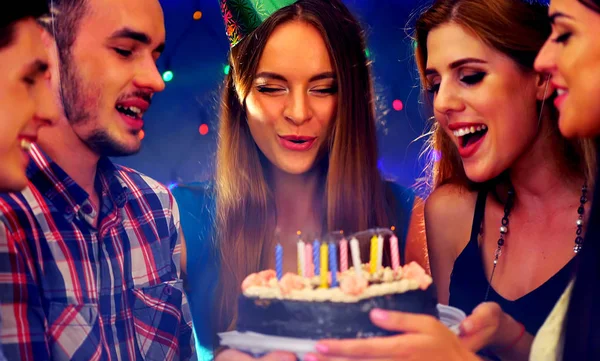 Happy vrienden verjaardagspartij met kaars viering gebak. — Stockfoto